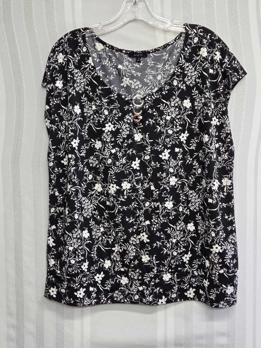 A.U.W Black & White Floral Scoop Neck Top Size 1X